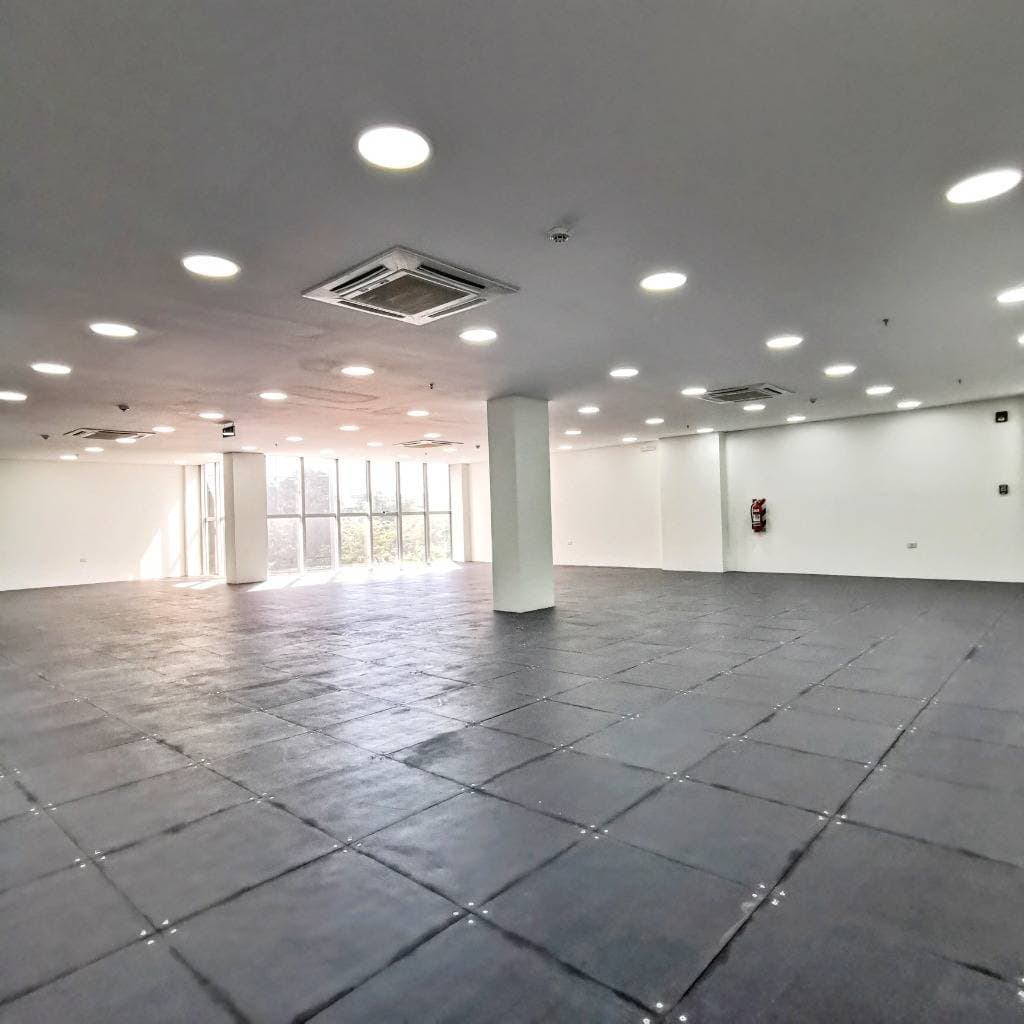 Amplia oficina en edificio corporativo — foto 2