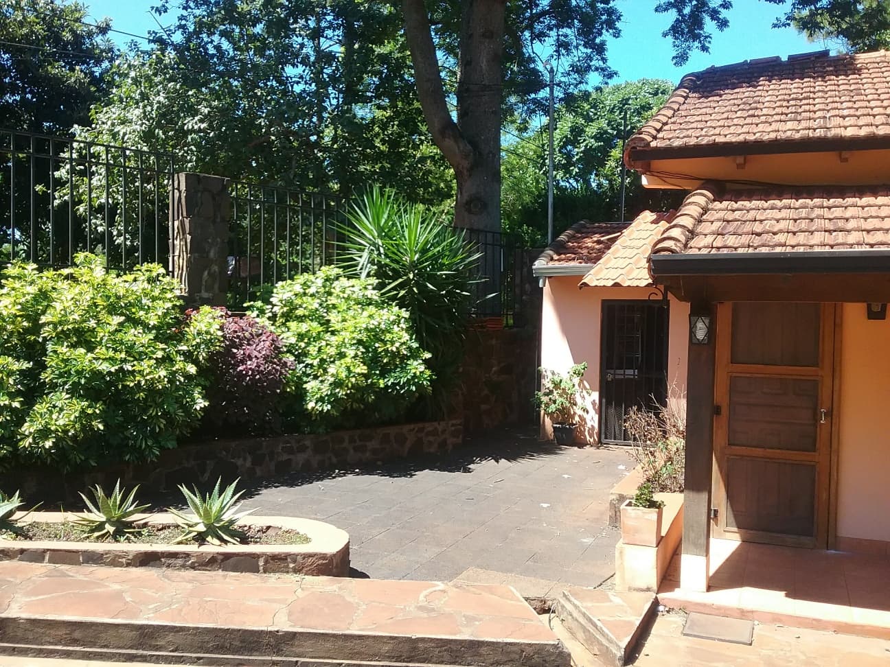 7 casas adosadas para alquiler con hermoso patio y plazas de garage — foto 2