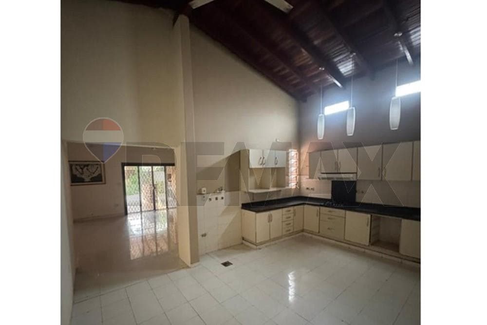 Amplia casa a pasos de la municipalidad de lambare — foto 2