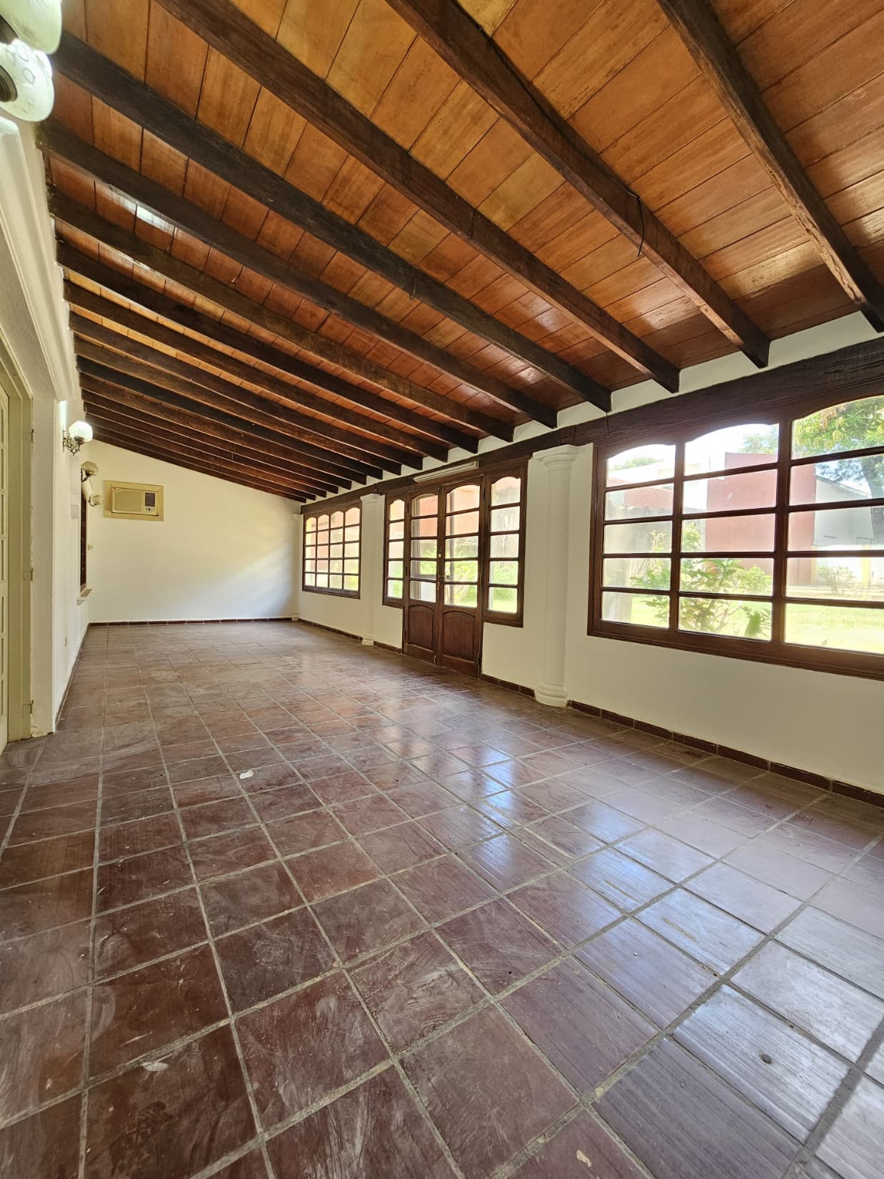 EN ALQUILER Amplia Casa en Ykua Sati Ideal para Oficina o Vivienda, foto 2