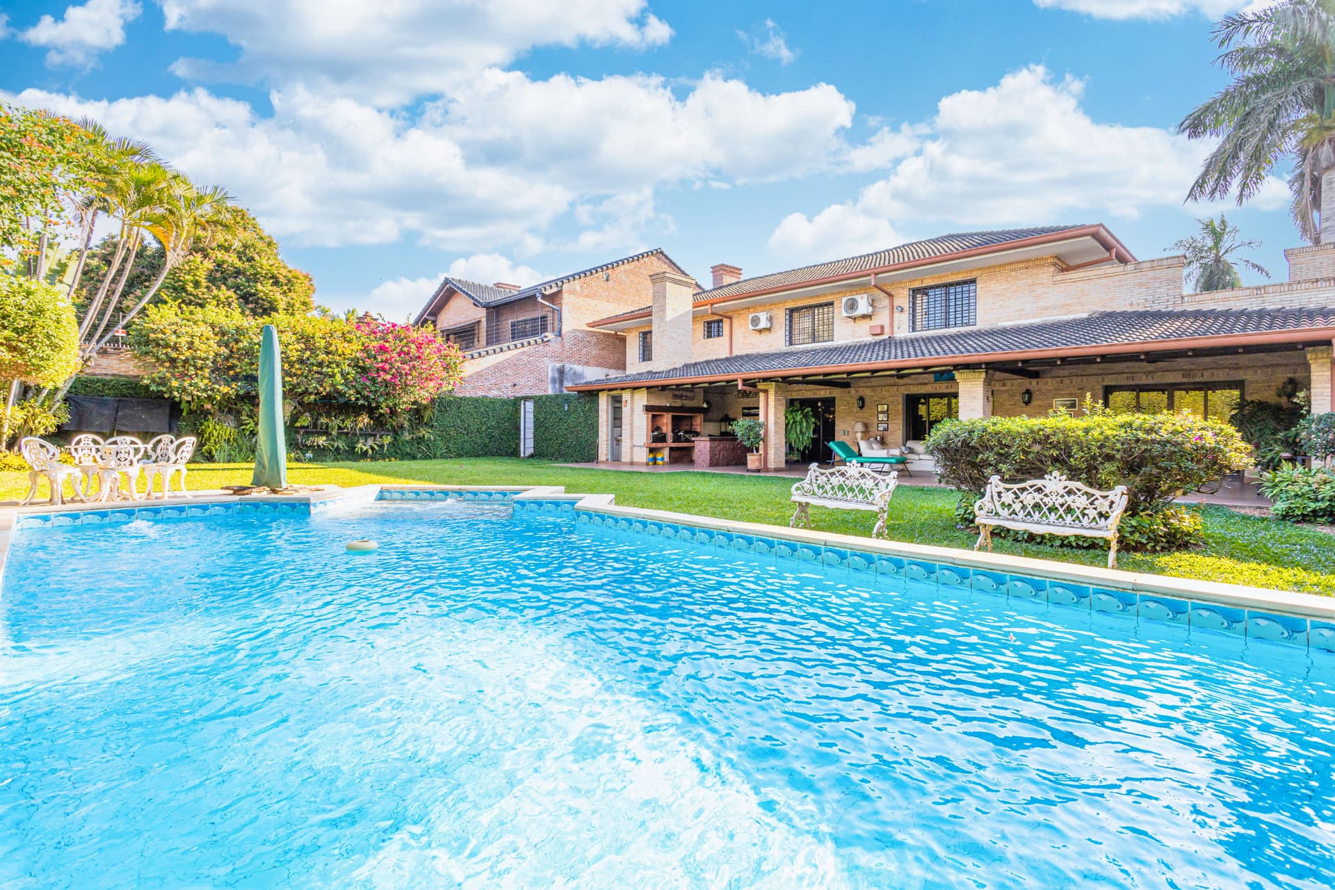 En Venta Elegante Residencia - Barrio Carmelitas