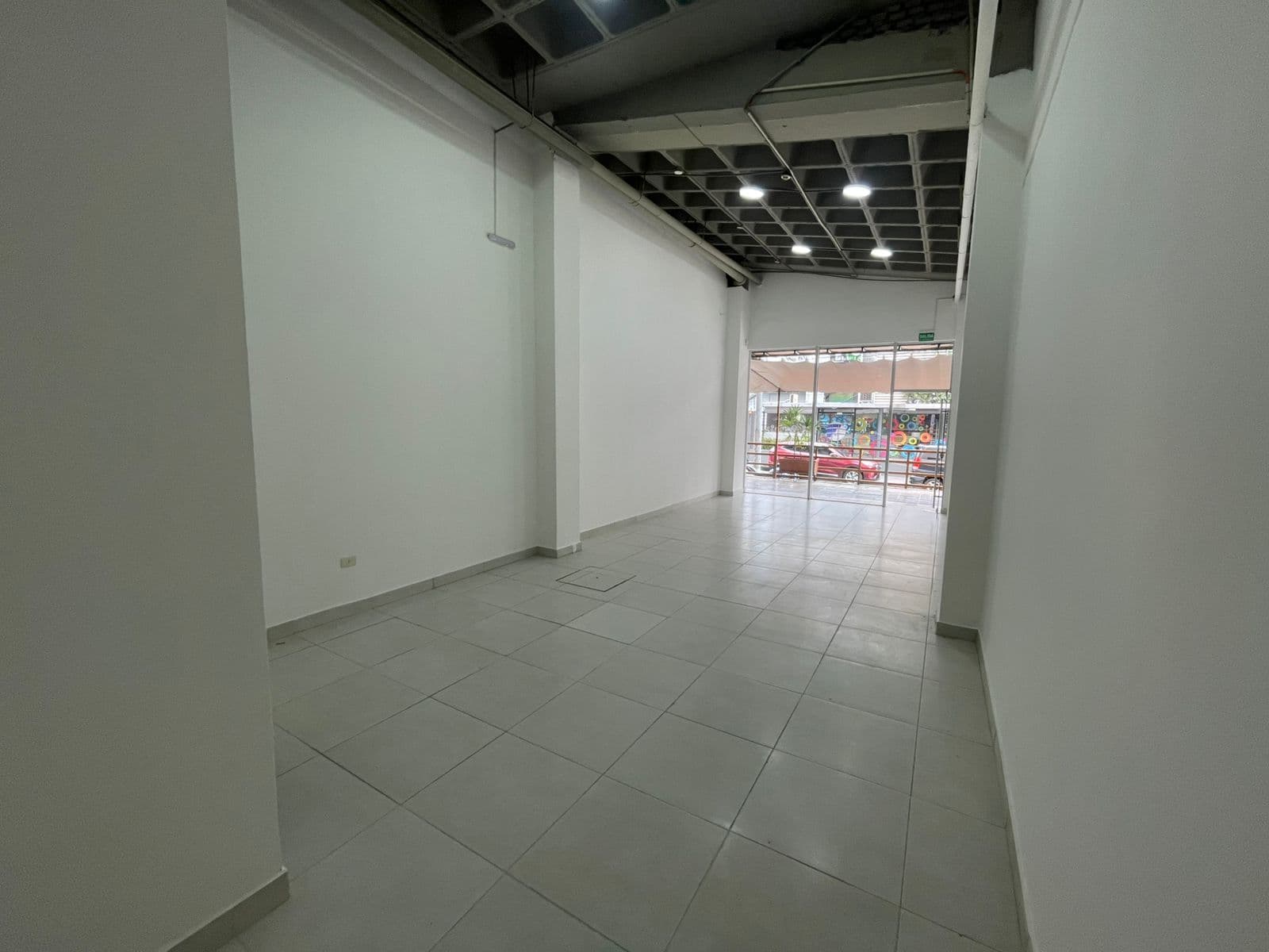En alquiler local comercial en villamorra