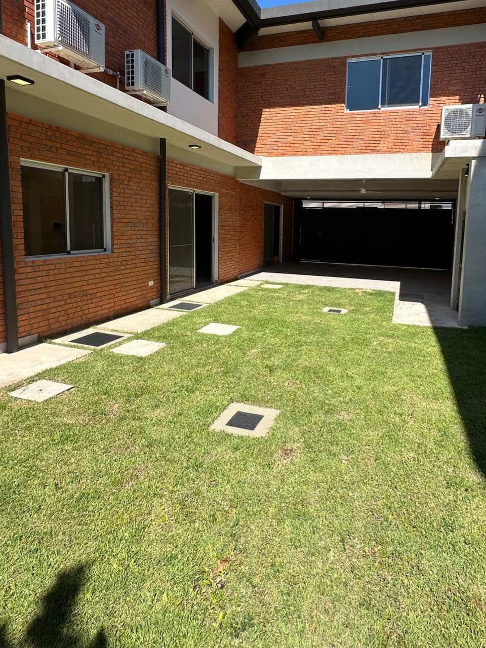 Alquiler: Dúplex moderno con quincho y patio – a minutos del eje corporativo