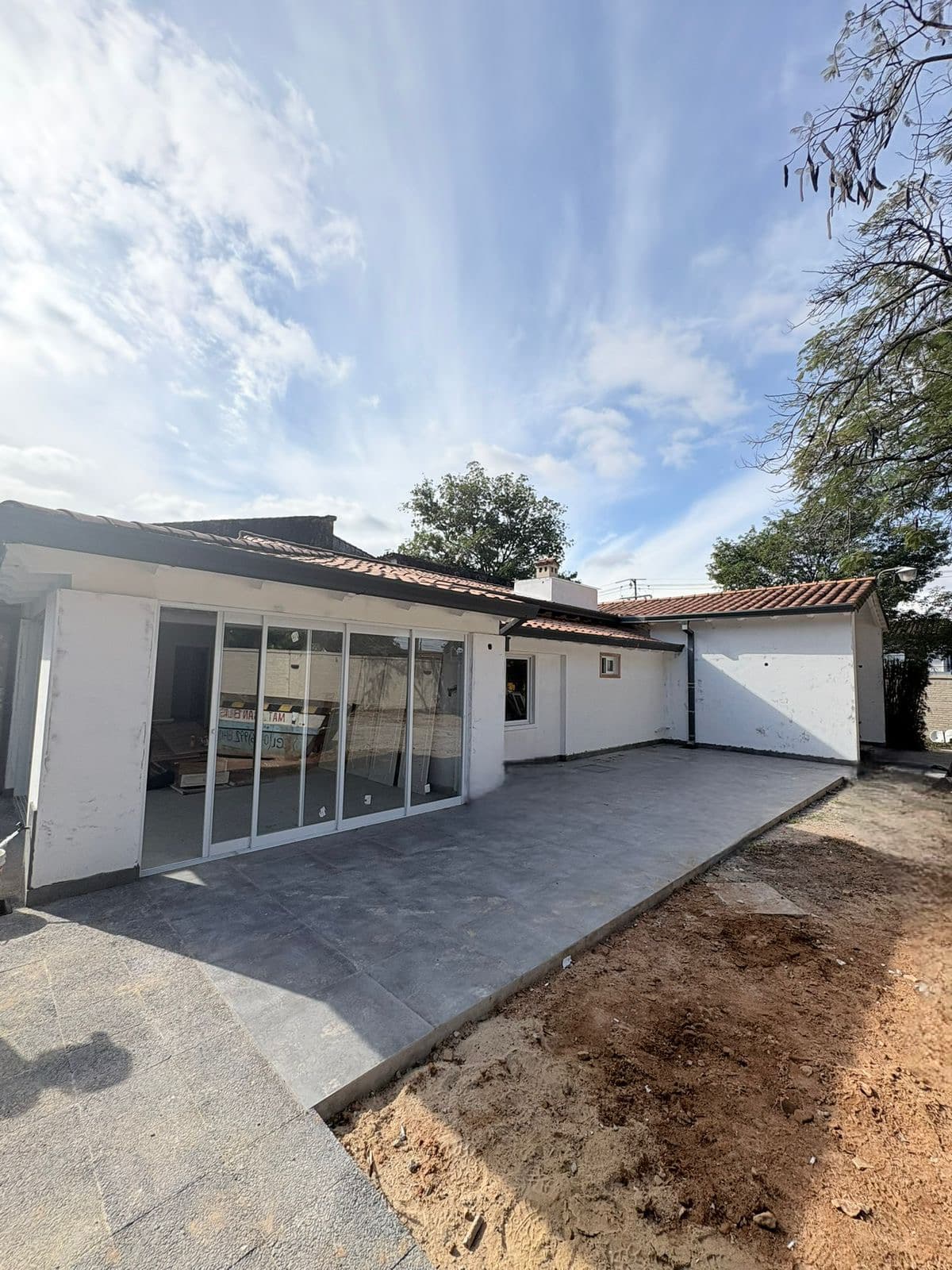 Hermosa casa de 6 habitaciones en Barrio Mburicao