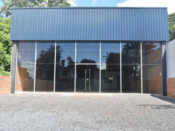 Alquilo salón comercial de 240 m2