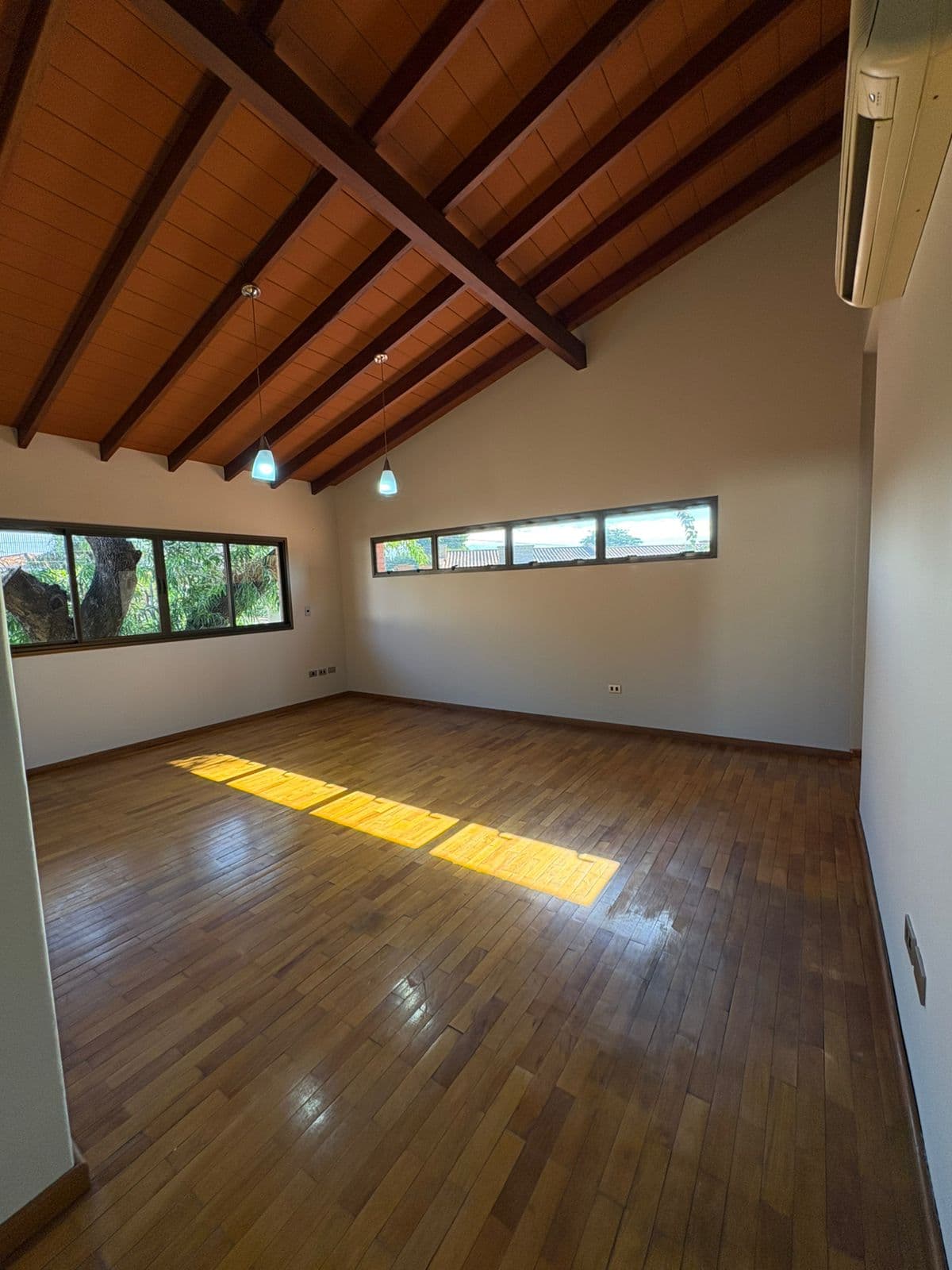 Hermosa casa con quincho y piscina en zona col. Del sol – villa aurelia, foto 2