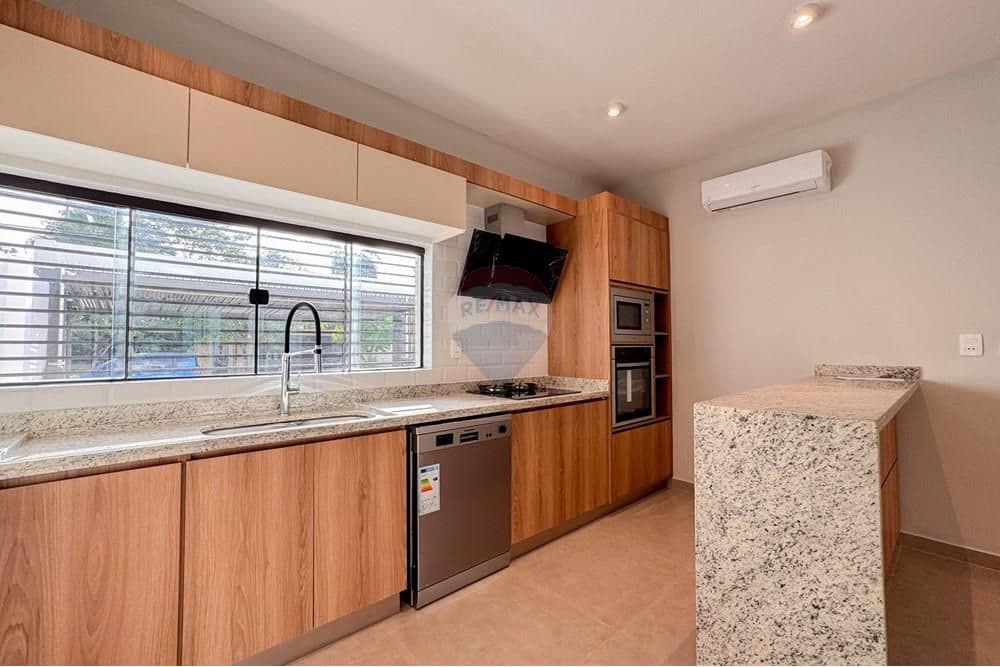 En venta casa pareada de 3 suite zona shopping mcal lopez, foto 5