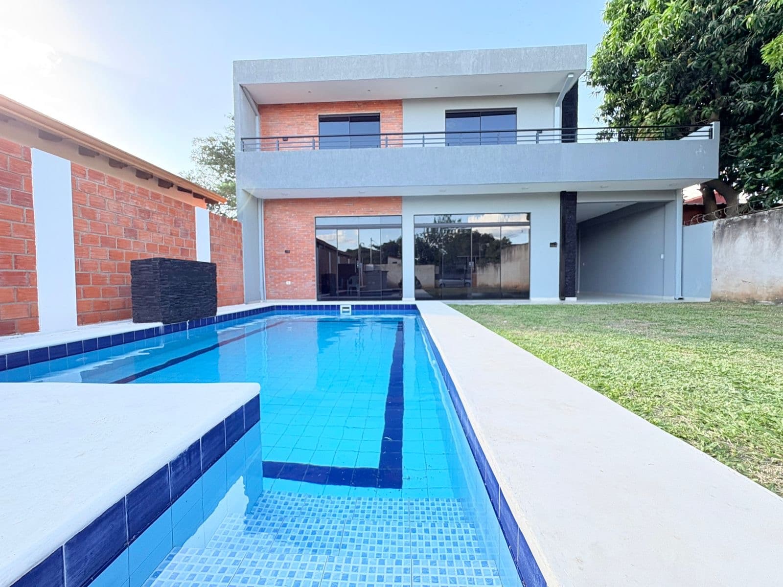Vendo casa con Piscina en Mariano Roque Alonso Barrio la concordia