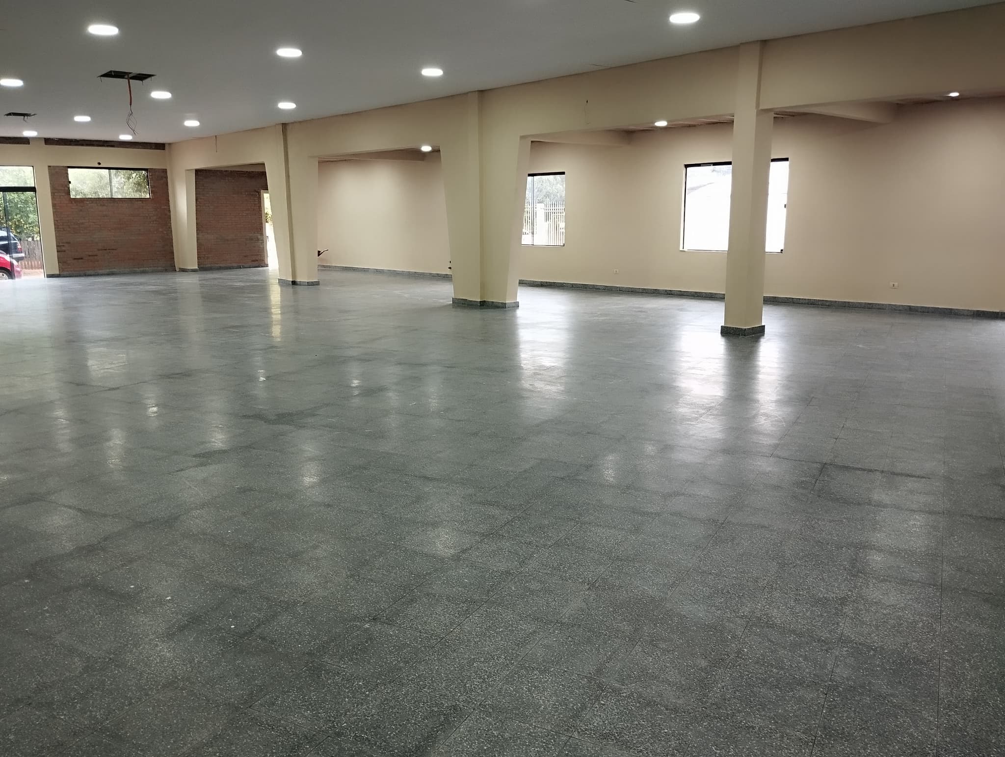 En alquiler amplio salon a estrenar San Lorenzo