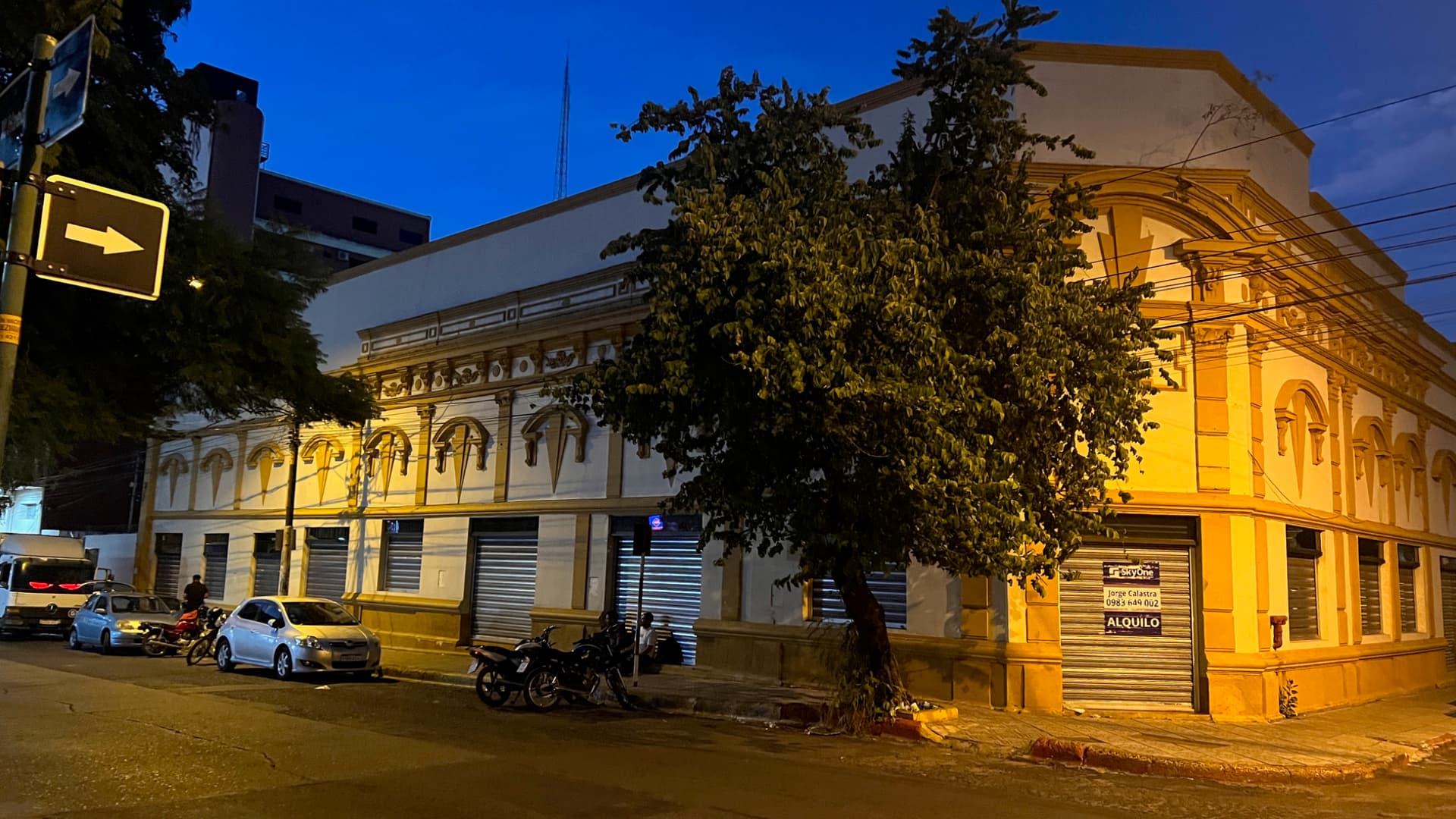 Locales Comerciales En Alquiler – Esquina Sobre Haedo