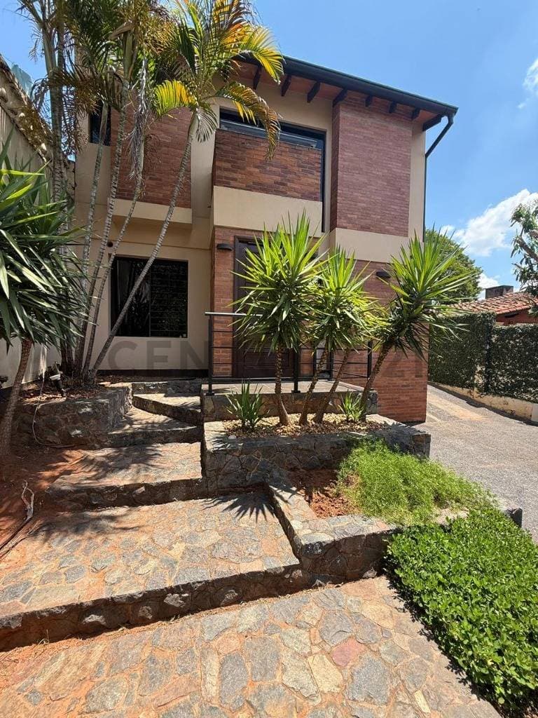 Casa en Alquiler para vivienda u oficina – Barrio Mburicaó, Asunción, foto 1