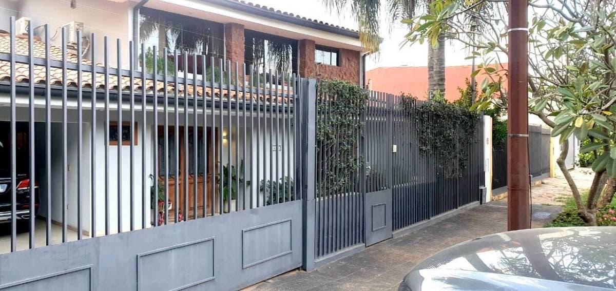 VENDO amplia residencia en Fdo de la Mora zona norte a 2 cuadras de Mcal Lopez