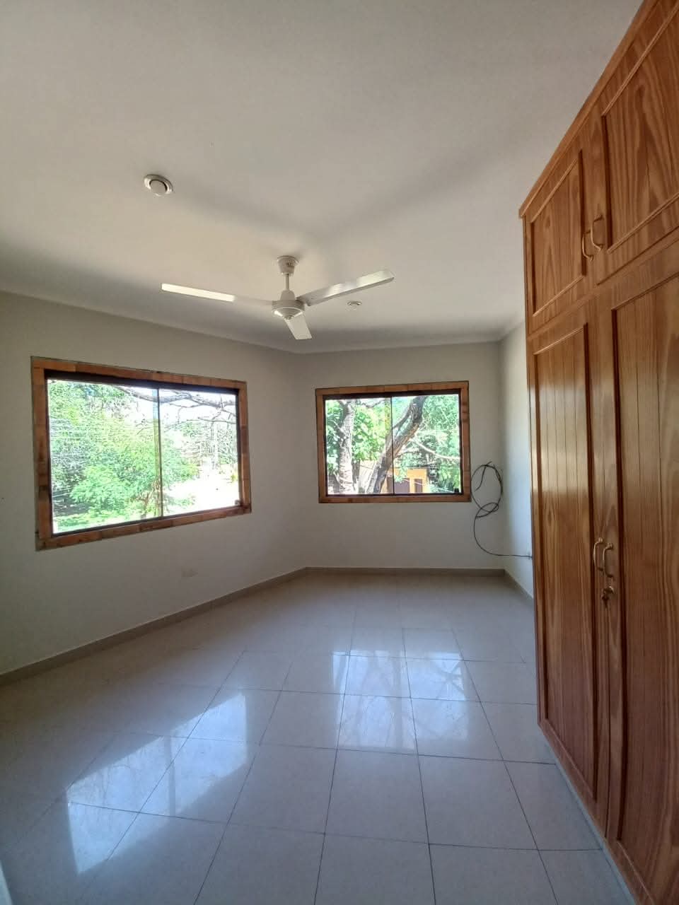 Hermosa casa en Fernando de la Mora norte zona royal plaza cod 059*, foto 2