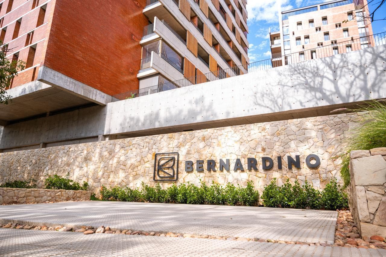 Departamento con 118 m2 en edificio bernardino — foto principal