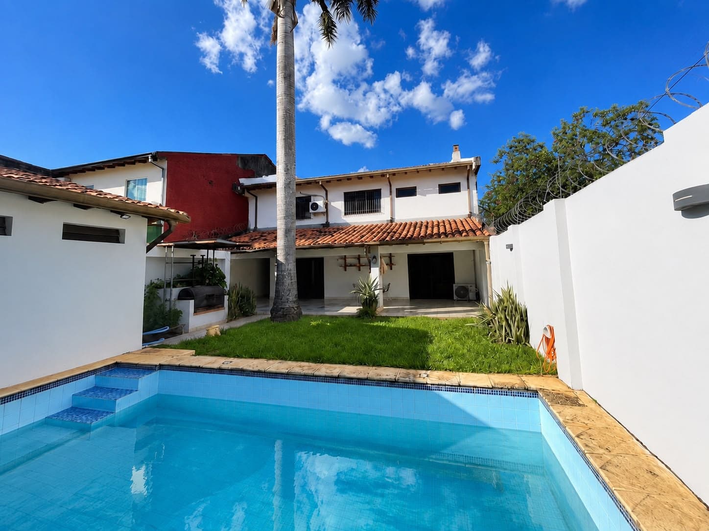 Amplia casa en venta a 2 cuadras de Mcal Lopez a pasos del Shopping Pinedo