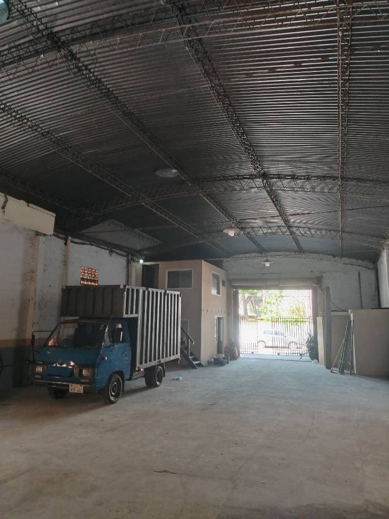 Alquilo tinglado con casa