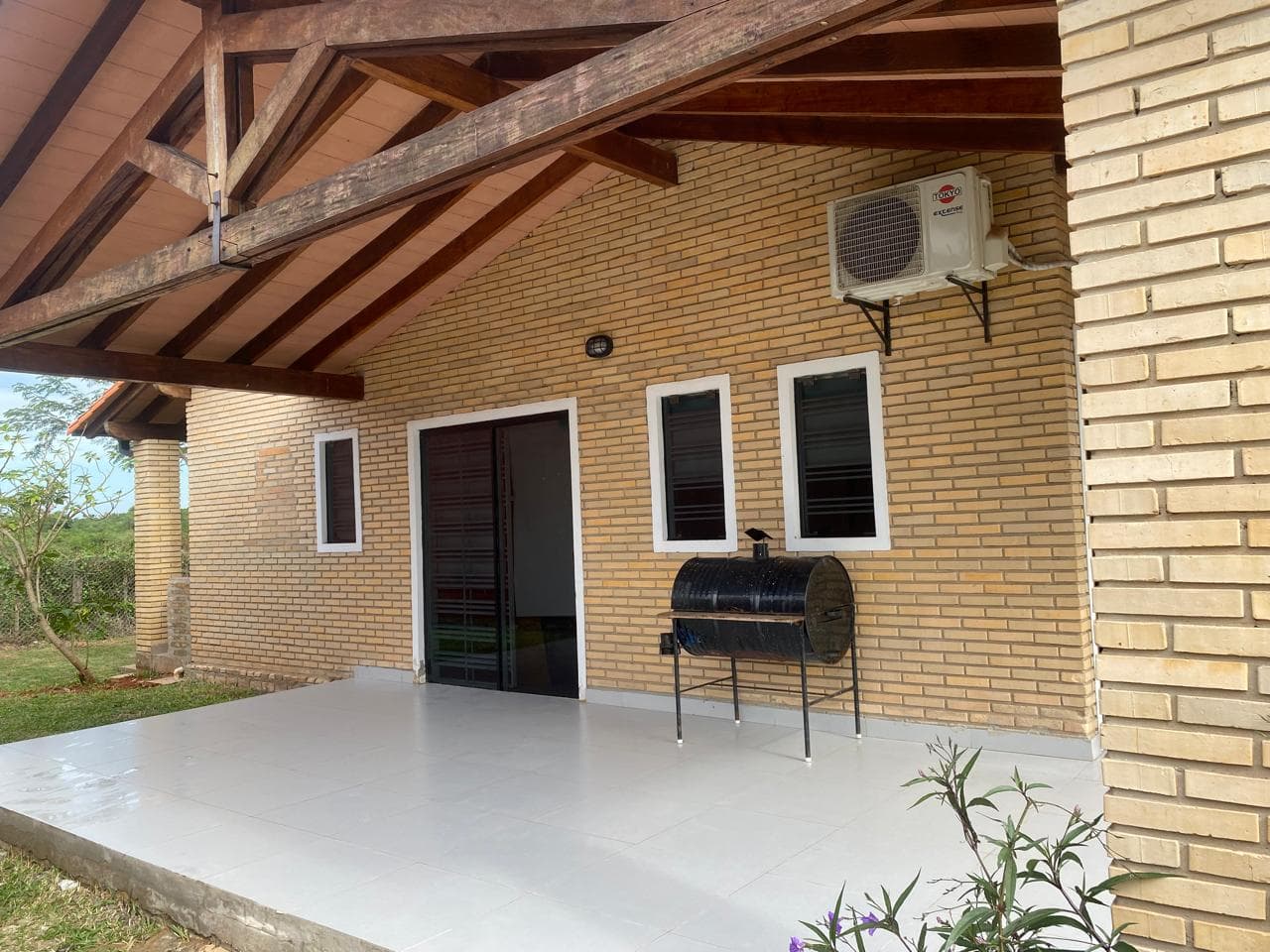 Alquilo vivienda en barrio cerrado costa lago aregua