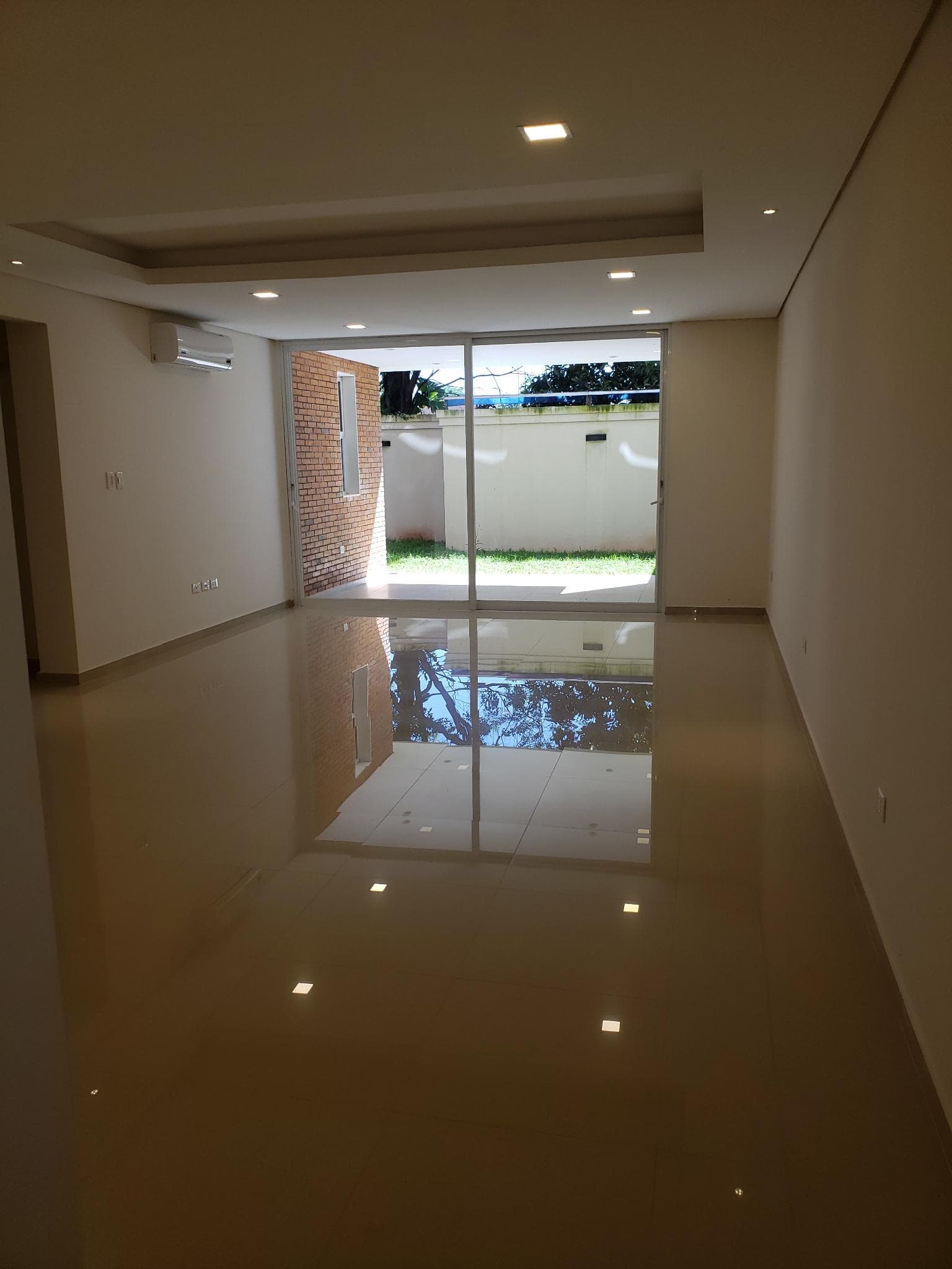 Hermoso y amplio departamento con área de servicio y patio !