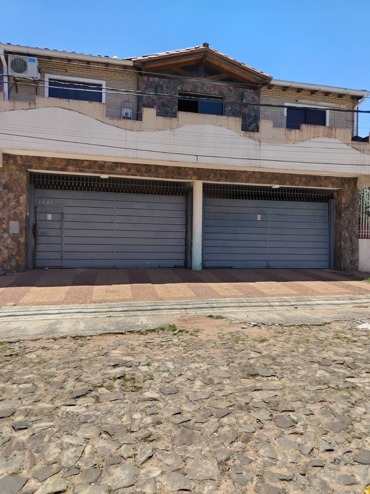 *vendo amplia casa con piscina en Lambaré barrio san rafael*