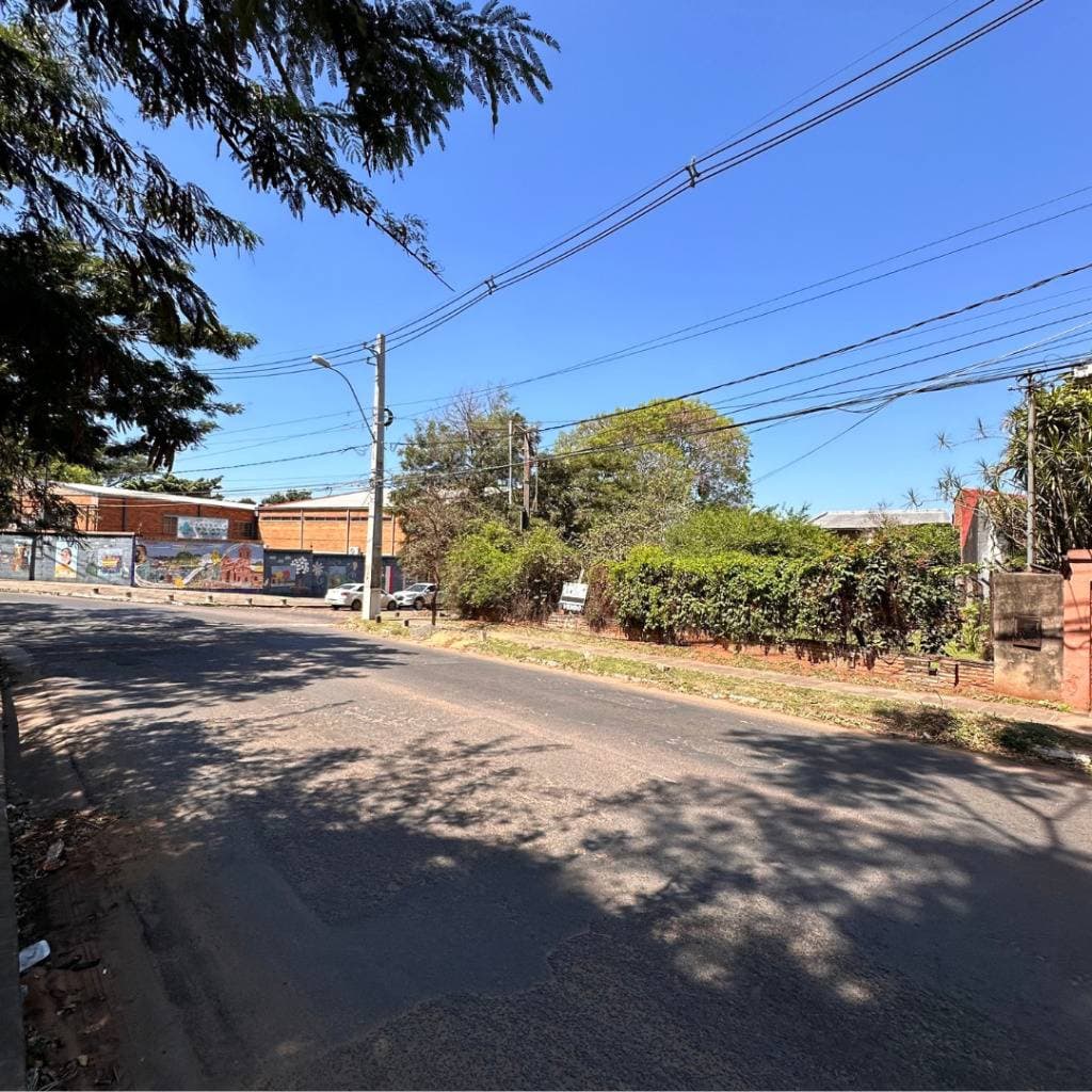 Amplia propiedad en esquina - zona estratégica de Lambaré, foto 2
