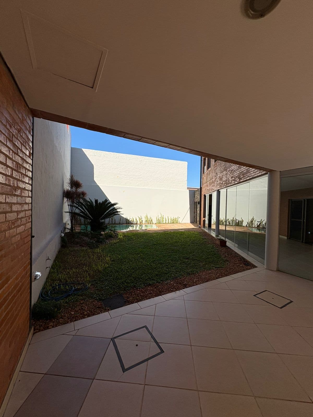 Hermosa casa con quincho y piscina en zona col. Del sol – villa aurelia, foto 3