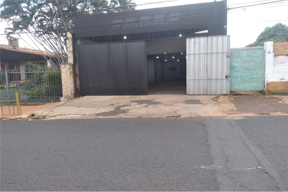 Alquilo deposito en barrio mburicao