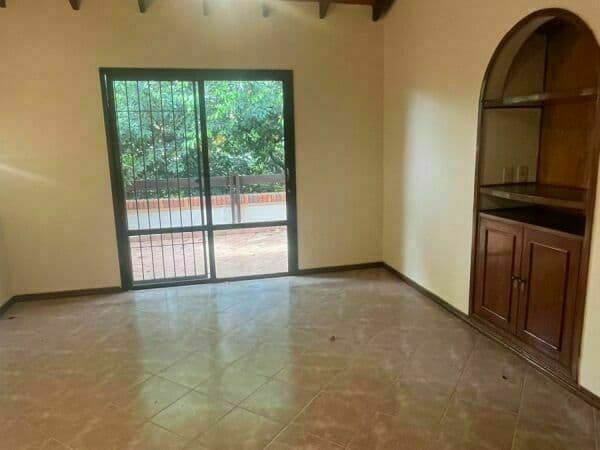 Alquilo casa en condominio en villa aurelia