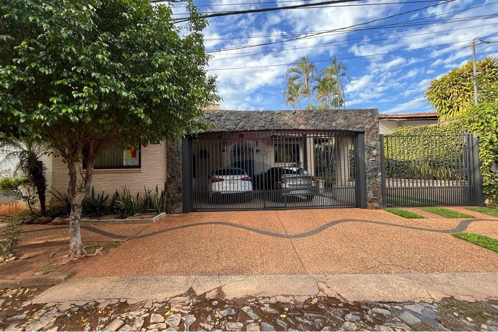 En venta residencia en barrio madame lynch