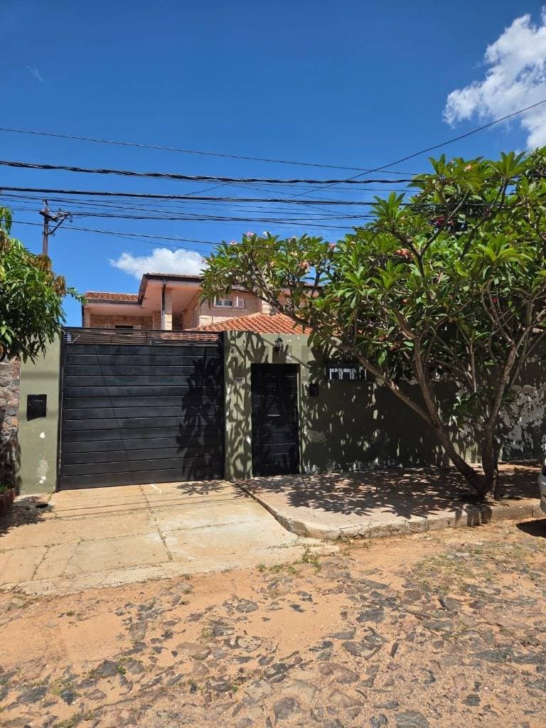 Alquilo amplia residencia en barrio mburucuya-asuncion
