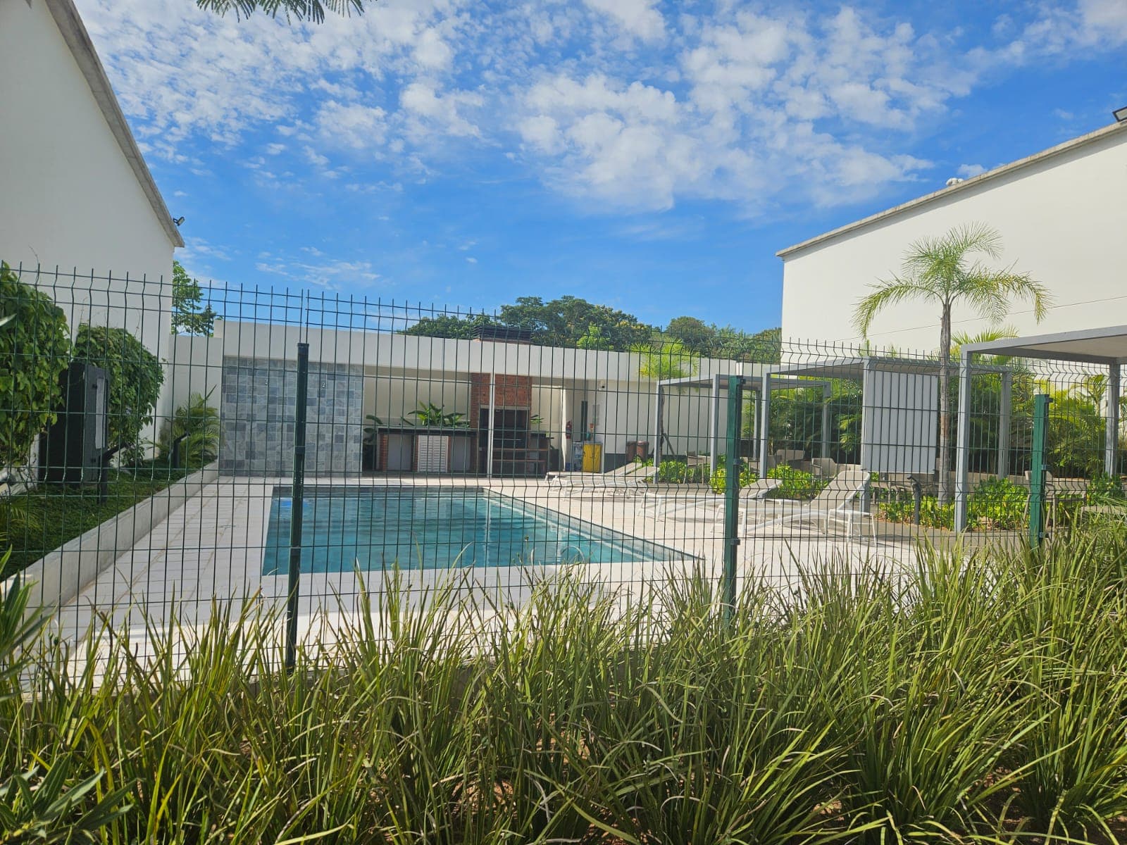 Departamento amoblado en condominio alta vida - Luque — foto 3