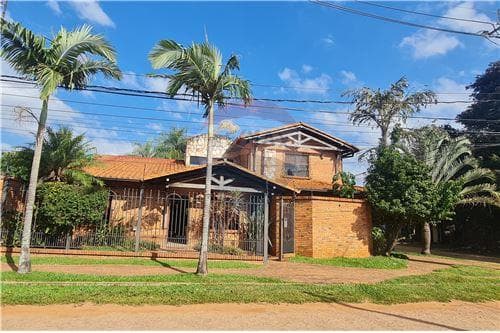 Amplia y hermosa casa en esquina, zona ingavi