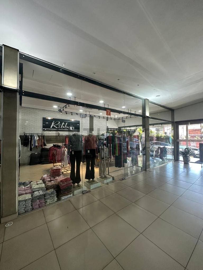 Alquilo salón comercial en galería zona mercado 4