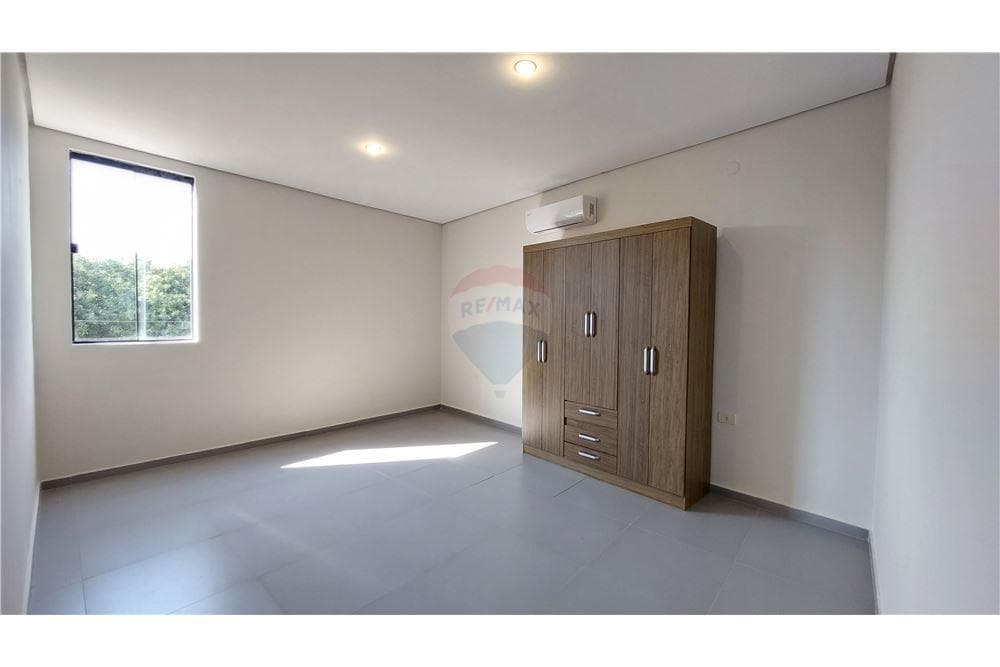 Duplex con patio y amplios ambientes - Luque — foto 5