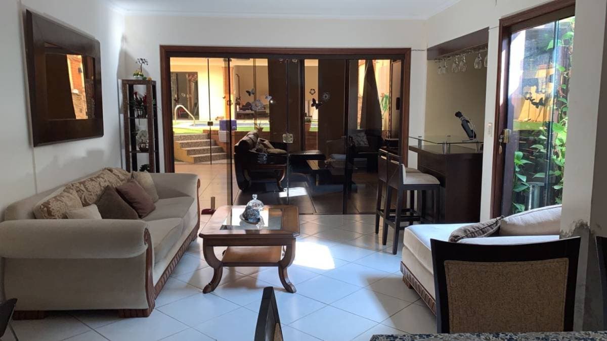Hermosa residencia en barrio Jara, foto 2