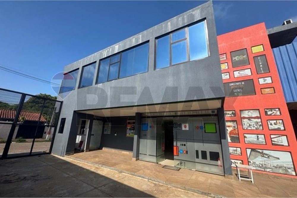 Propiedad comercial e industrial en limpio, foto 1