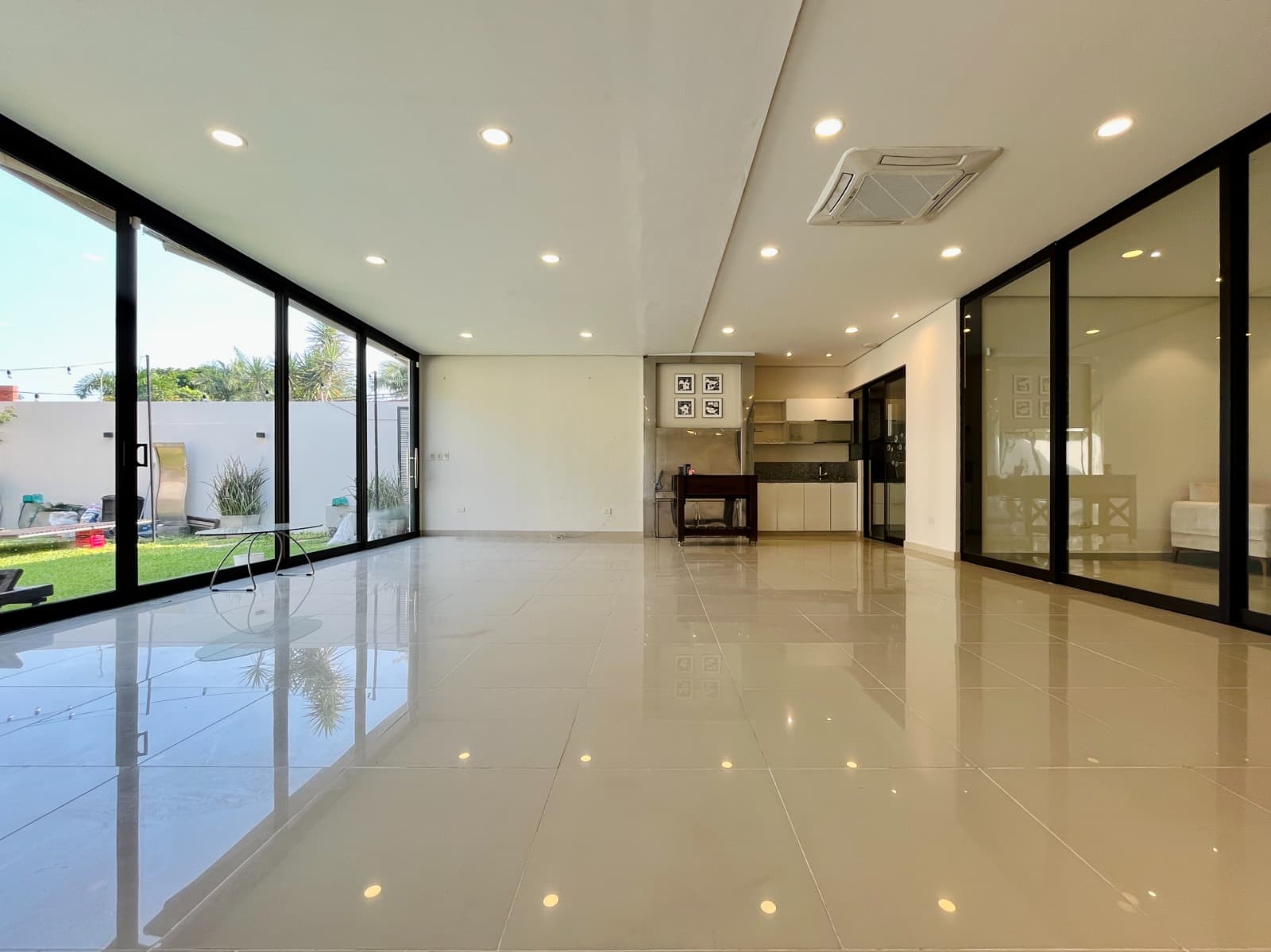 En Alquiler - Amplia casa de 4 dormitorios en Mburucuyá. *PLANTA BAJA:*, foto 4