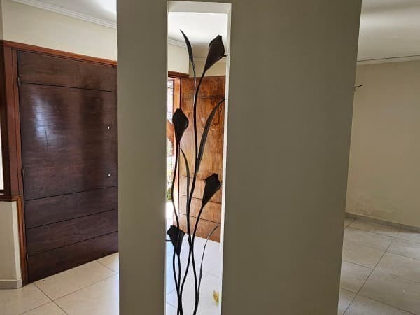Hermosa casa en esquina en alquiler en Villa Morra, foto 3