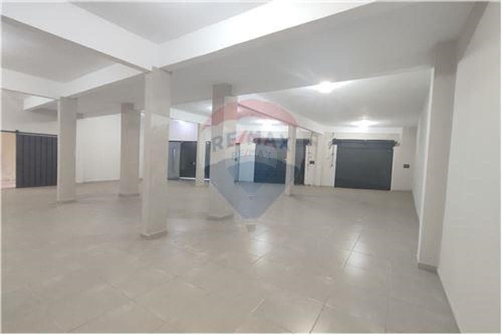 Vende amplio local comercial sobre acceso sur, foto 4