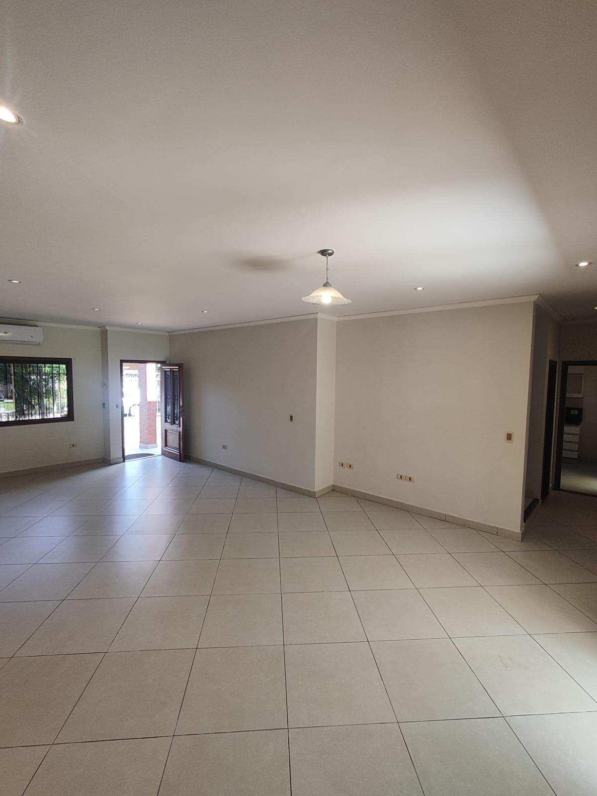 Alquilo Casa de 3 Habitaciones en Suite. Mcal Estigarribia. COD 096