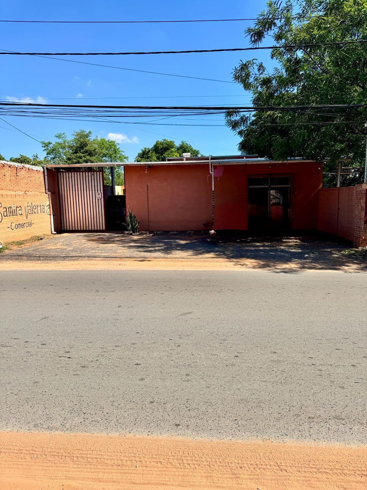 Casa con piscina, quincho y salón comercial en alquiler – San Lorenzo centro