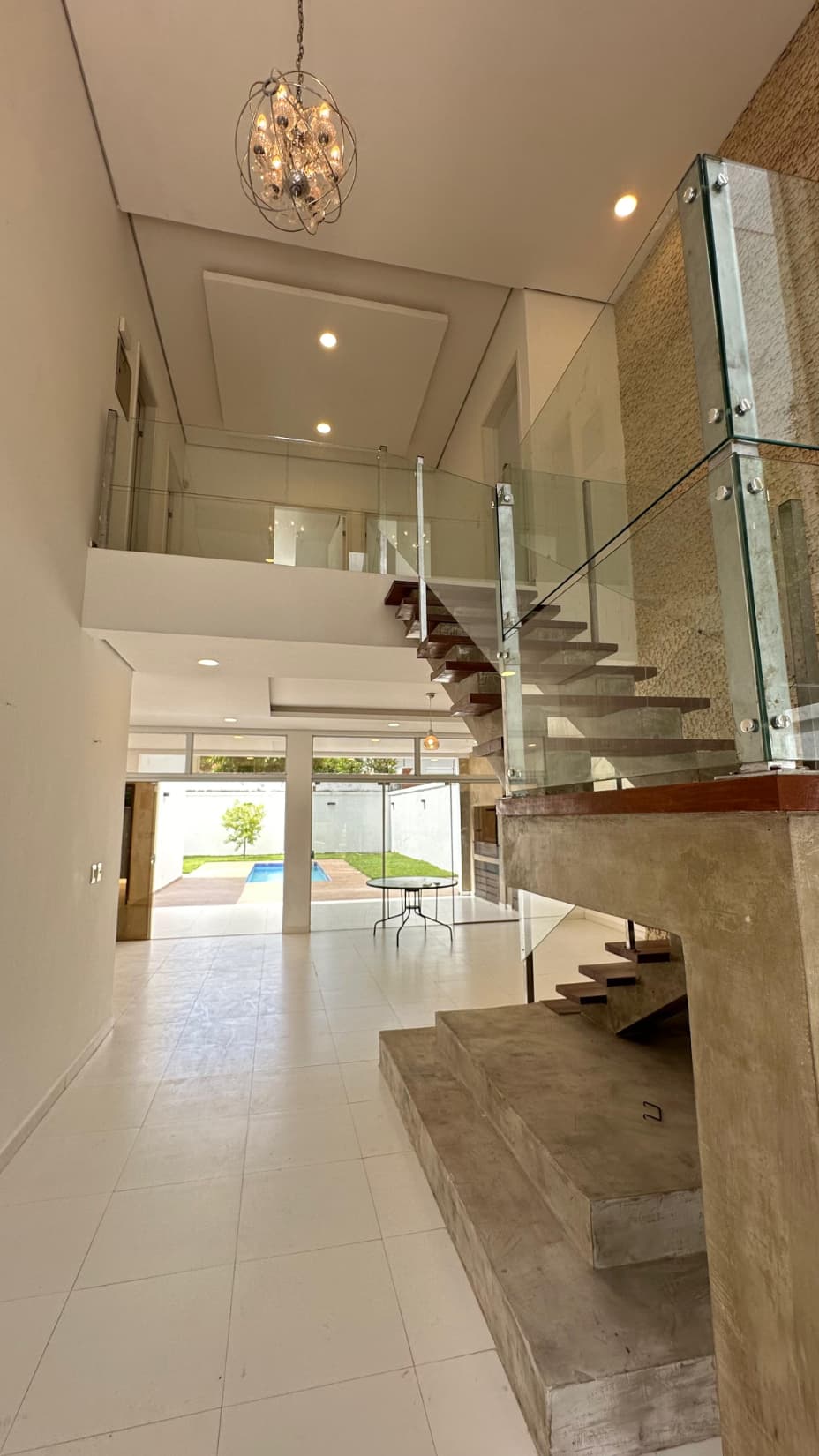 En Zona Jardin De Oro, Luque.Vendo Moderna Propiedad