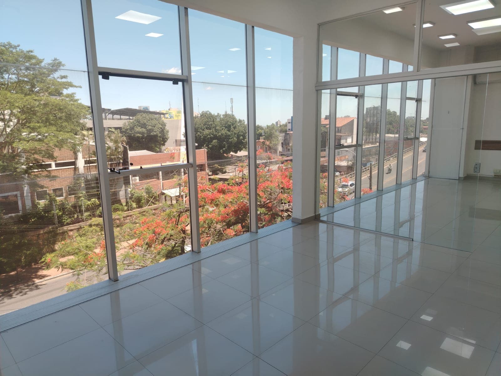 Oficina en Edificio Corporativo Sobre Avenida, foto 2