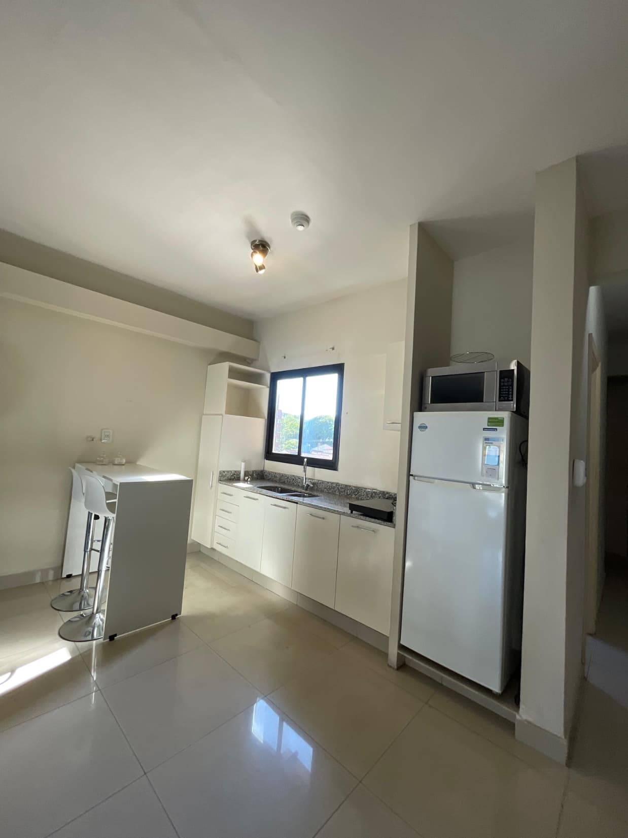 En alquiler departamento amoblado de 1 dormitorio zona Las Mercedes, foto 3