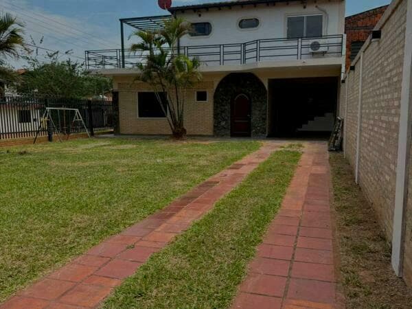 Amplia vivienda en Luque - zona los jardines — foto 2