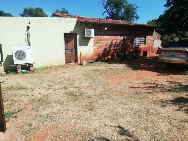 Casa con salón comercial en areguá bº san blas, foto 3