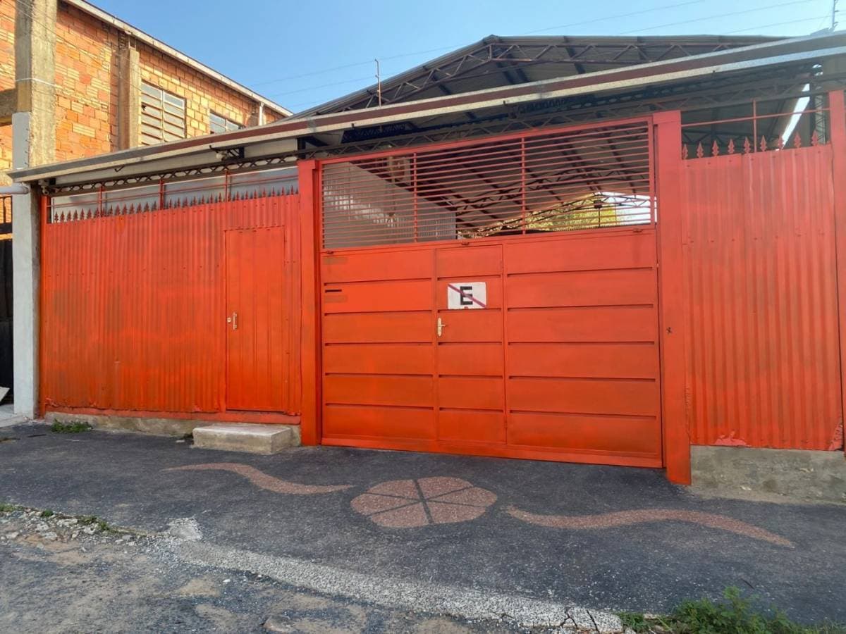 Alquilo casa con tinglado en Trinidad