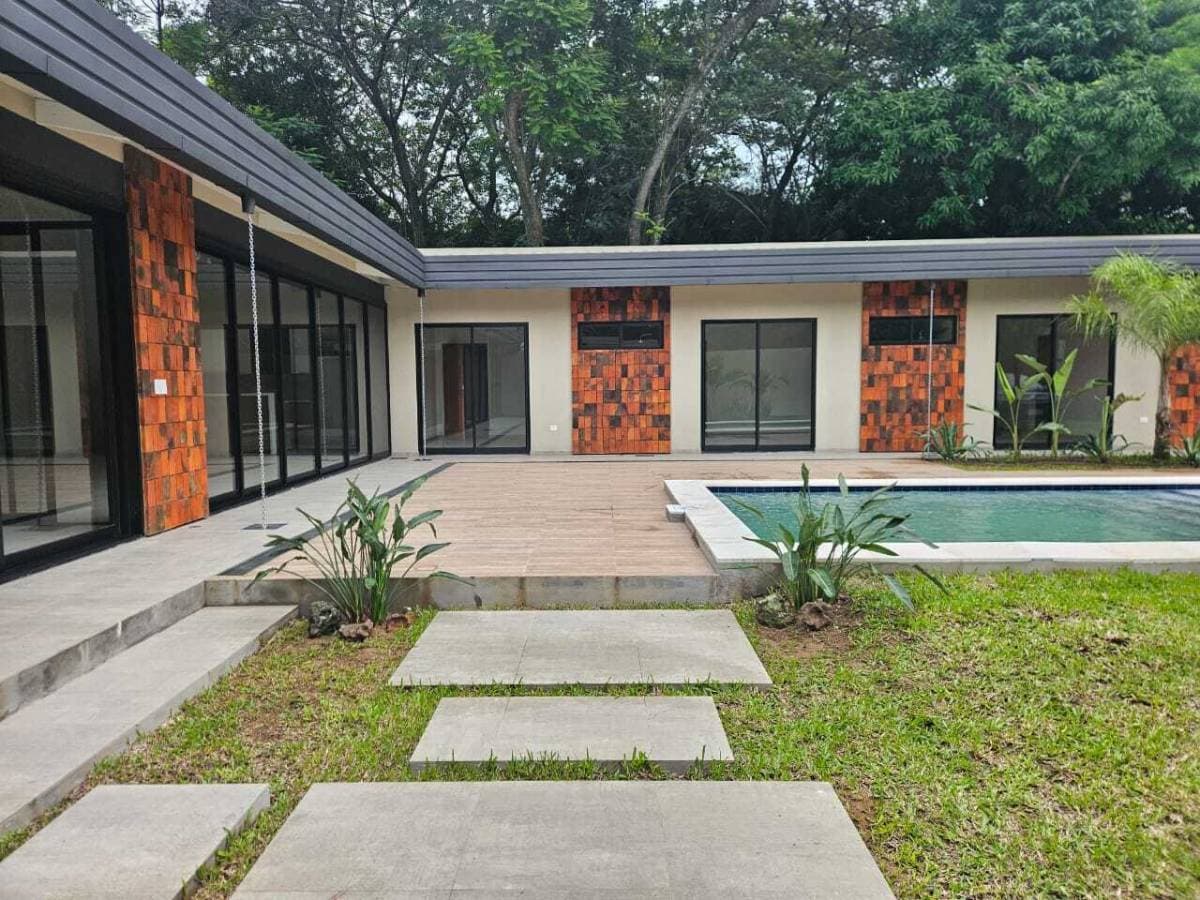 Vendo casa a estrenar en San Bernardino,ubicacion privilegiada