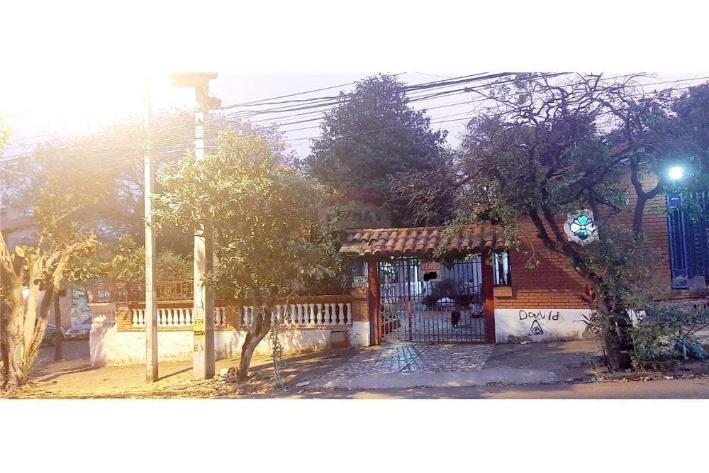 Vendo casa a refaccionar en esquina barrio hipodromo