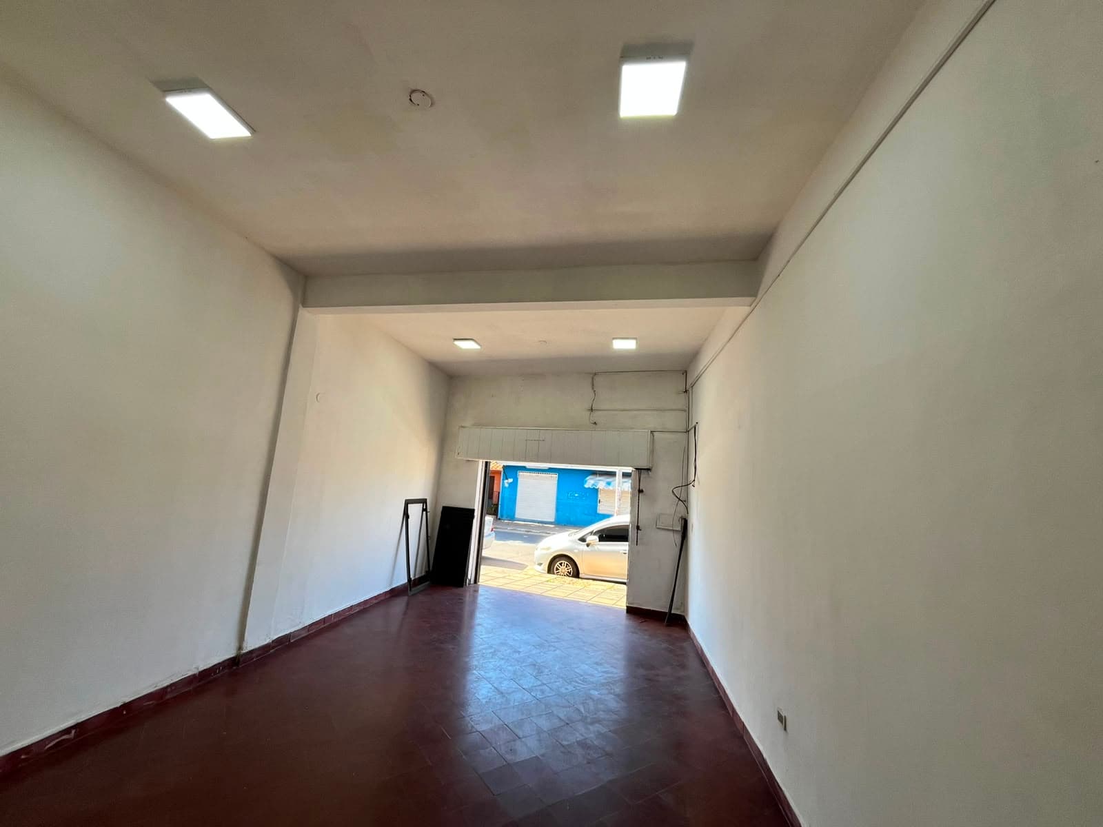 Salón Comercial - A Metros Del Super Los Jardines. SHY, foto 4