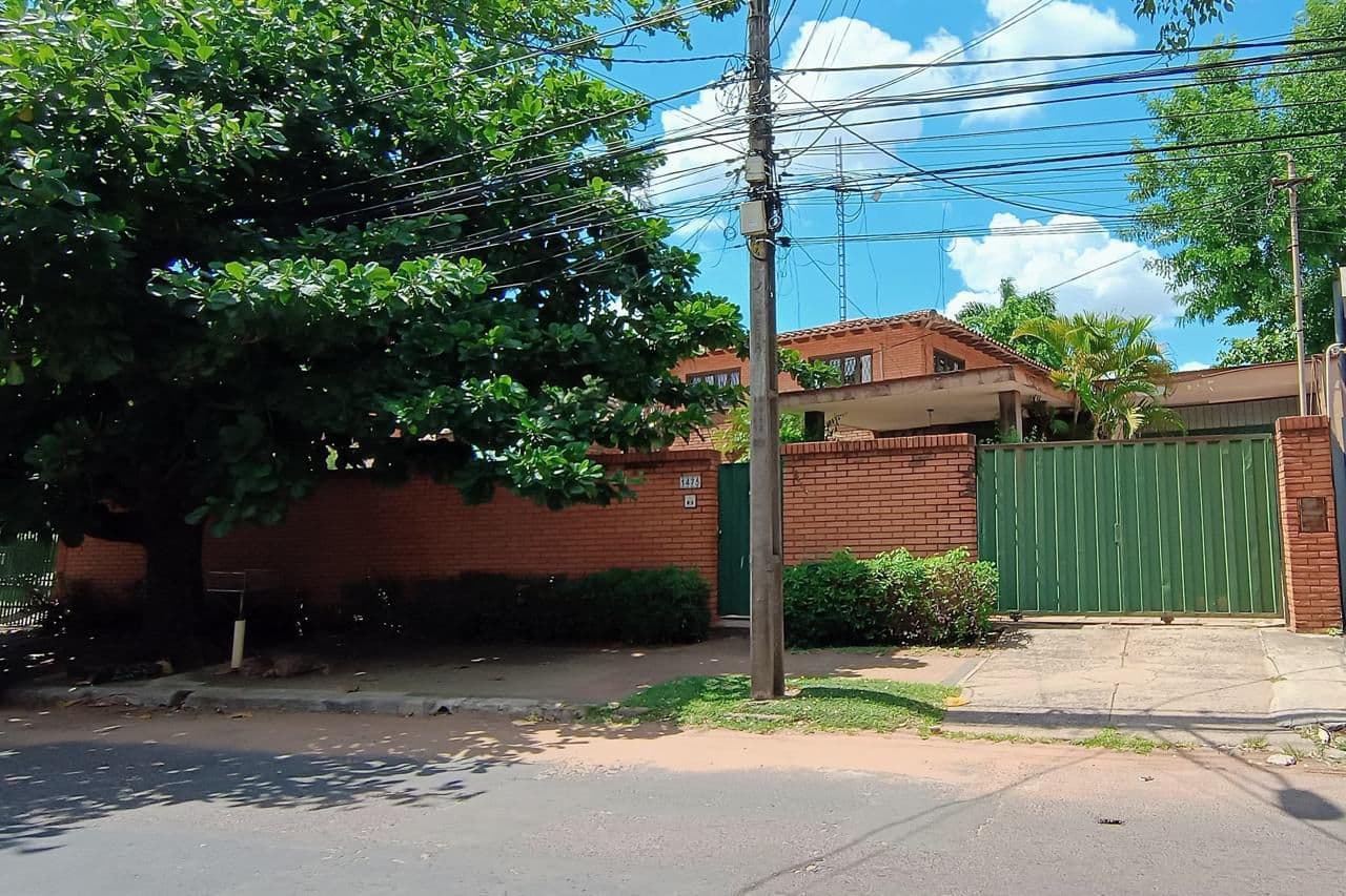 Vendo Amplia Propiedad en barrio Los Laureles